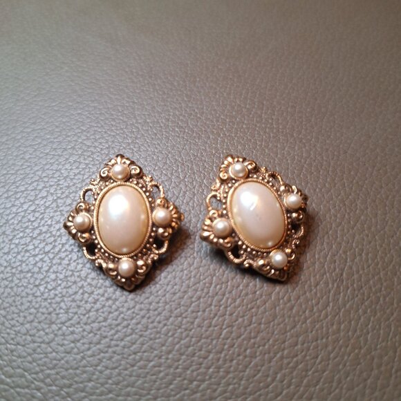 Clip On Earrings Faux Pearl Filigree Design Vintage Gold Tone Classy‎ 1 Inch - Picture 2 of 7